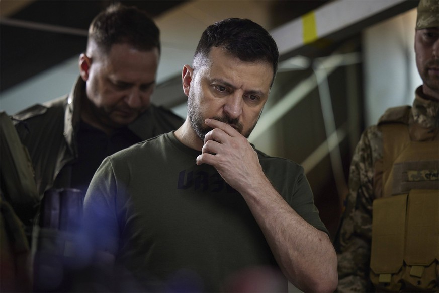 June 5, 2022, Soledar, Donetsk region, Ukraine: Ukrainian President Volodymyr Zelenskyy, center, is briefed on the battle against Russian forces at a command post defending the Donetsk region, June 5, ...