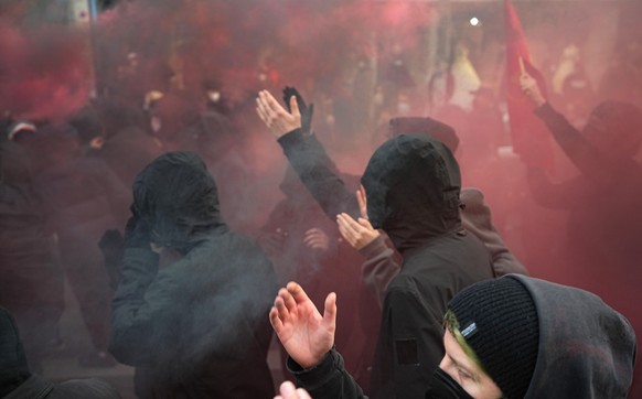 Teilnehmer zünden Pyrotechnik beim Demonstrationszug linker und linksradikaler Gruppen unter dem Motto «Demonstration zum revolutionären 1. Mai».