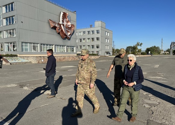 HANDOUT - October 6, 2022, Ukraine, Chernobyl: Marie-Agnes Strack-Zimmermann (r, FDP), Chairwoman of the Defense Committee in the Bundestag, visits the area around the Chernobyl nuclear power plant.  Photo: Cor...