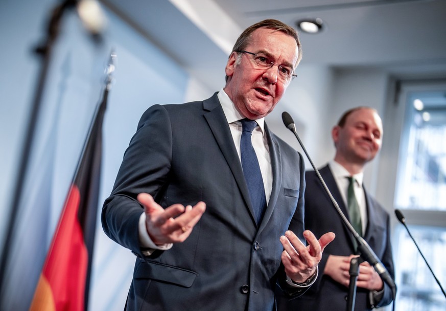 04.04.2024, Berlin: Boris Pistorius (SPD, l), Verteidigungsminister, und Nils Hilmer, Staatssekretär im Verteidigungsministerium, nehmen an der Pressekonferenz zur Entscheidung über die künftige Struk ...