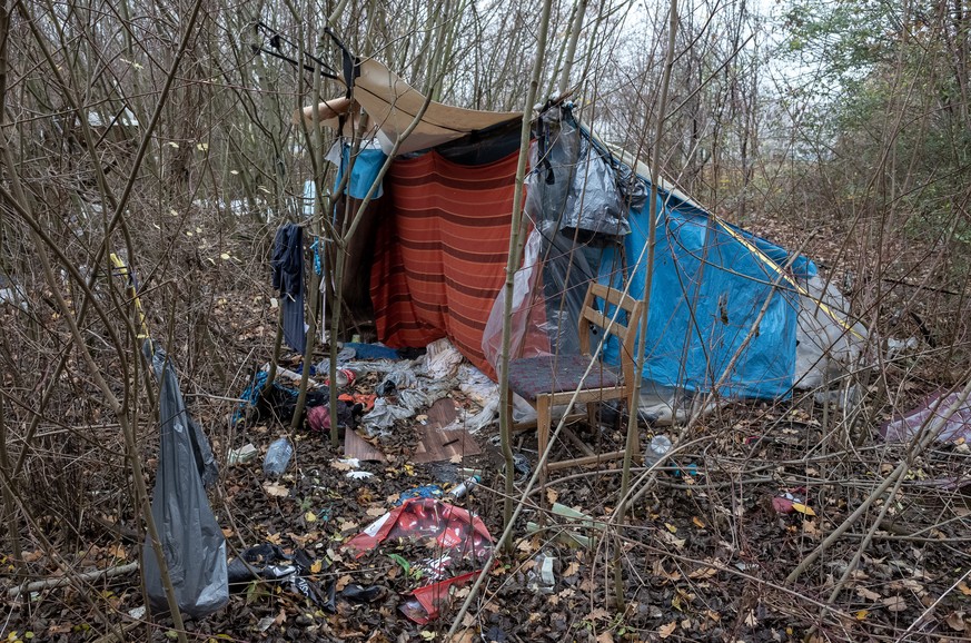 Leerstand im Wald: Nebenan stehen noch die Überreste einer selbstgemachten Unterkunft.