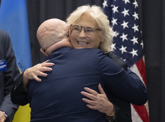 Bundesverteidigungsministerin Christine Lambrecht umarmt den ukrainischen Verteidigungsminister Oleksij Resnikov nach einem Treffen in Ramstein.