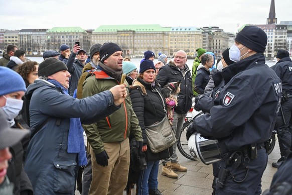 Polizisten stehen Kritikerinnen und Kritikern der Corona-Maßnahmen im Januar 2022 in Hamburg gegenüber.