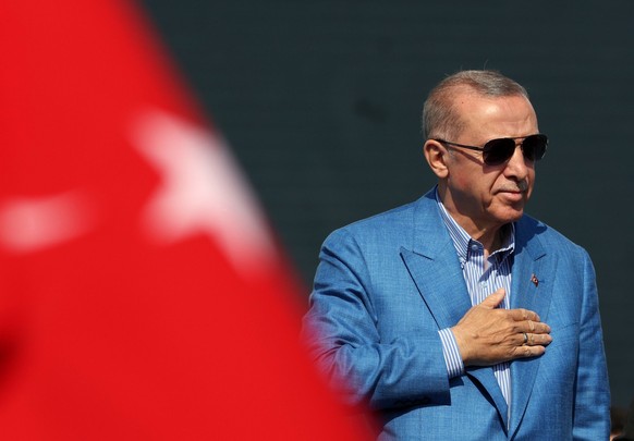 HANDOUT - 07.05.2023, T�rkei, Istanbul: Der t�rkische Pr�sident Recep Tayyip Erdogan gestikuliert bei einer politischen Kundgebung am Atat�rk-Flughafen in Istanbul. Umfragen sehen bei der Parlaments-  ...