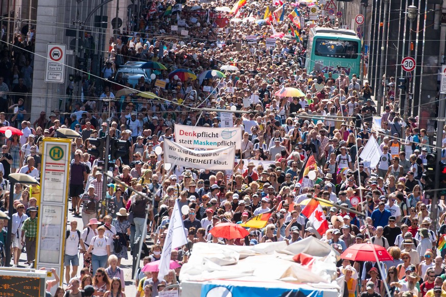 Berlin, Anti-Corona-Protest Deutschland, Berlin - 01.08.2020: Im Bild ist der Anfang des Anti-Corona-Protest auf der Friedrichstr. zu sehen. Berlin Berlin Deutschland *** Berlin, Anti Corona Protest G ...