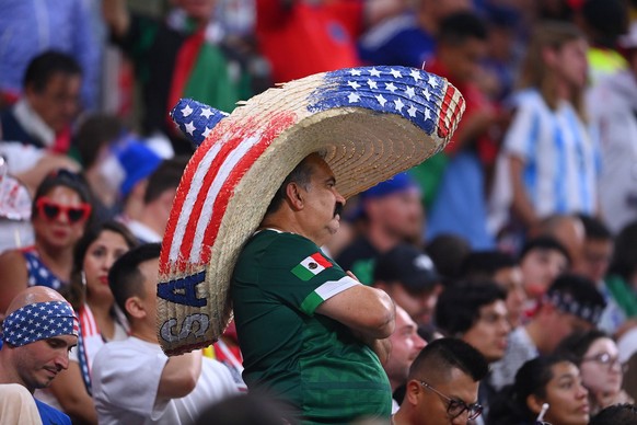 Dieser Fan trägt ein mexikanisches Fußballtrikot und die US-Flagge auf seinem Sombrero: zwei von drei Ausrichtern der WM in knapp vier Jahren.