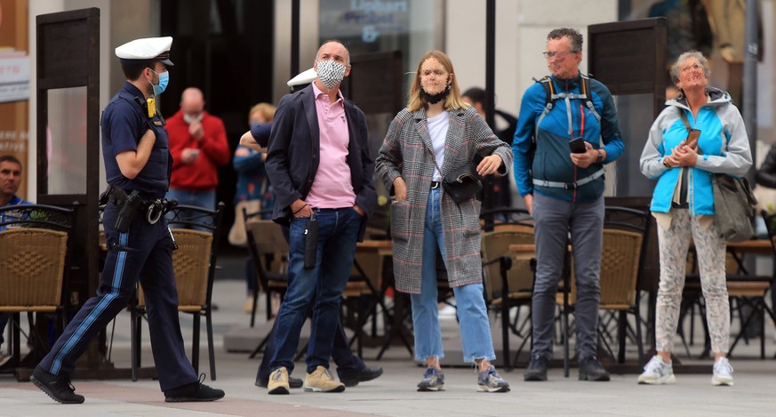 24.09.2020, Maskenpflicht in Muenchen, Marienplatz , im Bild: Polizei kontrolliert dass die Leute die Maske tragen *** 24 09 2020, Mask duty in Munich, Marienplatz, in the picture police checks that p ...