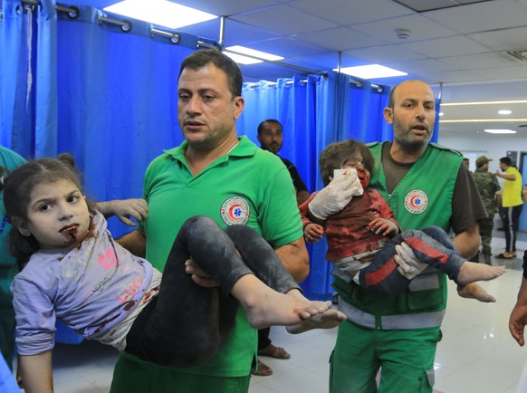 26.10.2023, Palästinensische Gebiete, Gaza-Stadt: Verwundete palästinensische Kinder werden nach einem israelischen Luftangriff auf das El Nasan-Gebäude zur medizinischen Versorgung ins Al-Shifa-Krank ...