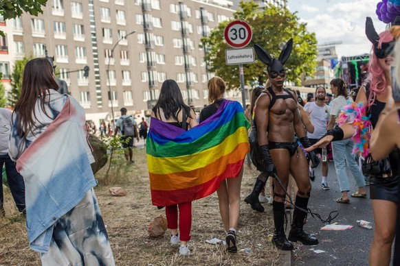 Beim Christopher Street Day in Berlin gehen Menschen für die Gleichberechtigung auf die Straße.