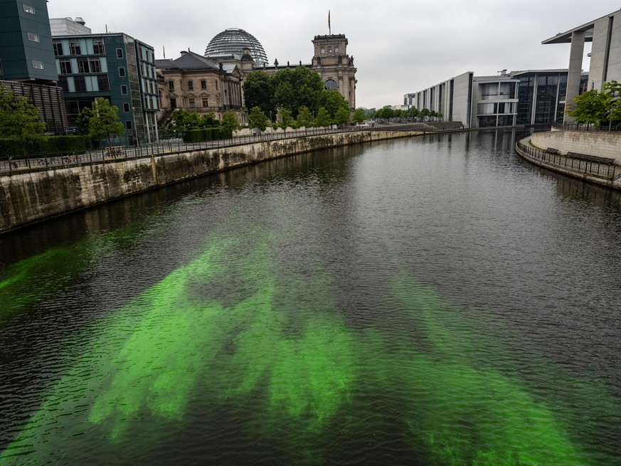 11.06.2020, Berlin: Aktivistinnen und Aktivisten von Extinction Rebellion (XR) haben Teile des Wassers in der Spree im Berliner Regierungsviertel bei der Aktion &quot;Kohle vergiftet&quot; mit dem Far ...