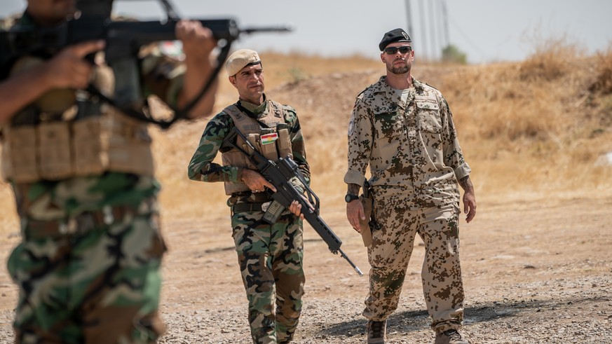 Ein Bundeswehr Soldat begleitet auf Truppenübungsplatz in Bnaslawa die Ausbildung kurdischer Peschmerga im nordirakischen Kurdengebiet.