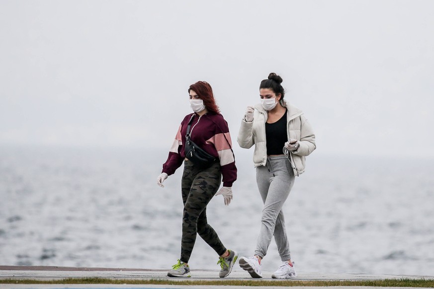 Zwei Frauen im türkischen Izmir. Dort sind die Straßen schon jetzt leer. Künftig werden sie noch leerer sein.