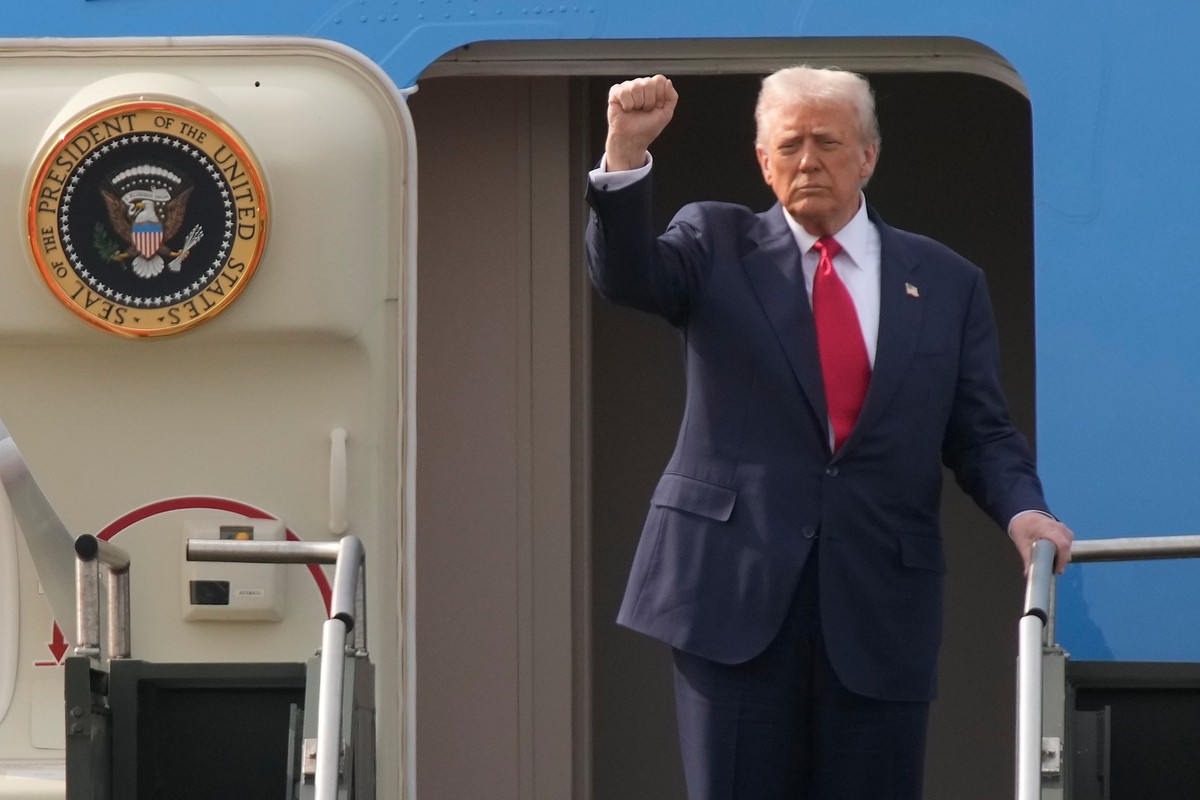 President Donald Trump boards Air Force One at Gimhae International Airport in Busan, South Korea, Thursday, Oct. 30, 2025, en route to Joint Base Andrews, Md. (AP Photo/Mark Schiefelbein)