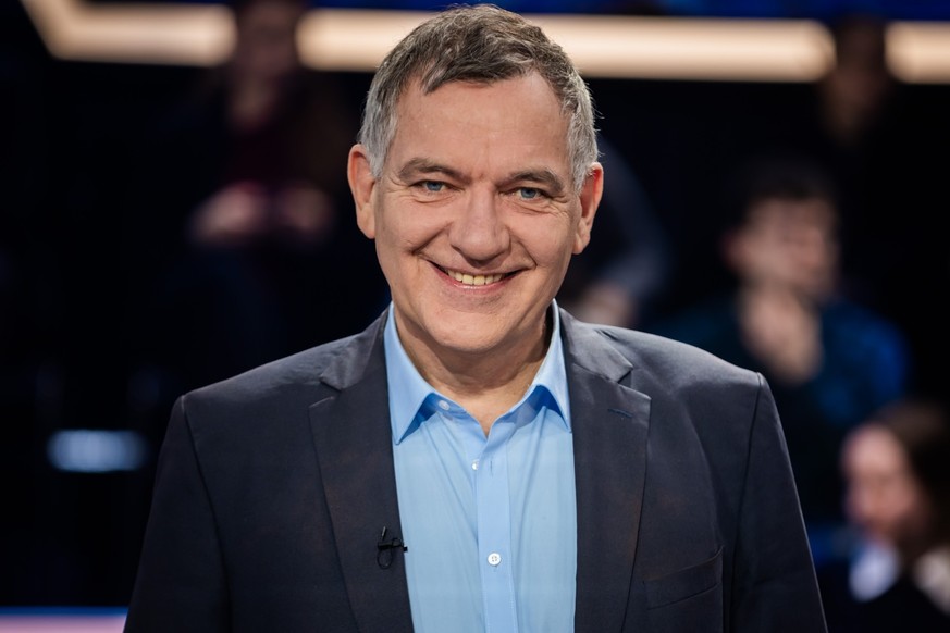 06.02.2025, Berlin: Jan van Aken, Bundesvorsitzender und Spitzenkandidat von Die Linke, steht vor der ZDF-Livesendung «Schlagabtausch» mit Spitzenpolitikern der kleineren Parteien im Studio. Foto: Chr ...