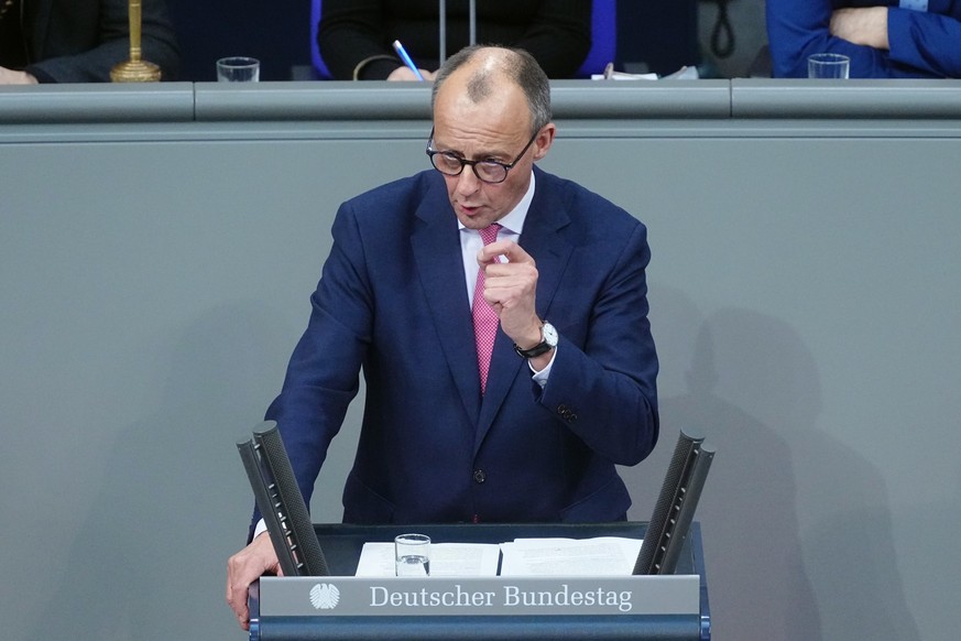 31.01.2025, Berlin: Friedrich Merz, CDU Bundesvorsitzender und CDU/CSU Fraktionsvorsitzender im Bundestag, spricht bei der Debatte um das Zustrombegrenzungsgesetz im Plenarsaal im Bundestag. Im Bundes ...