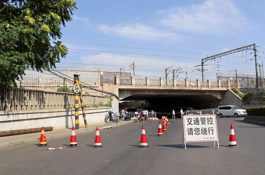 16.06.2020, China, Peking: BEIJING, CHINA - JUNE 16, 2020: A cordoned off access to the Xinfadi wholesale market, where a new coronavirus cluster has been reported. Due to the outbreak, public transpo ...