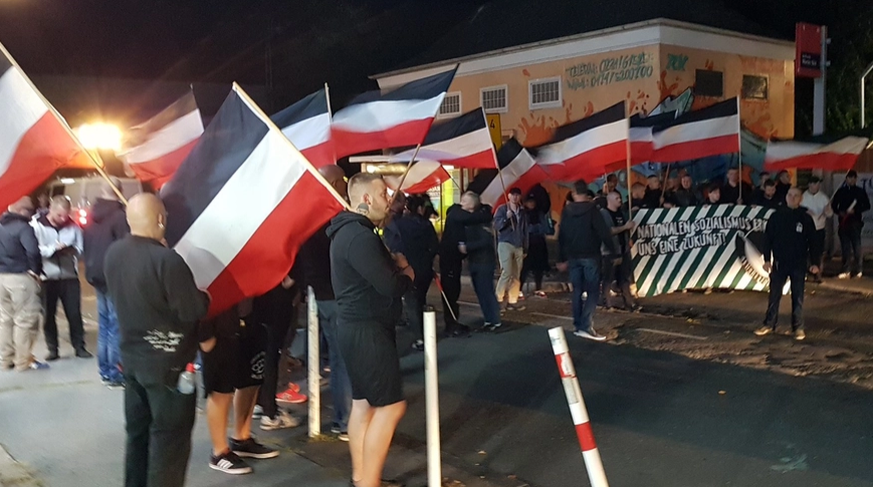 Neonazis bei der Kundgebung am vergangenen Freitagabend.