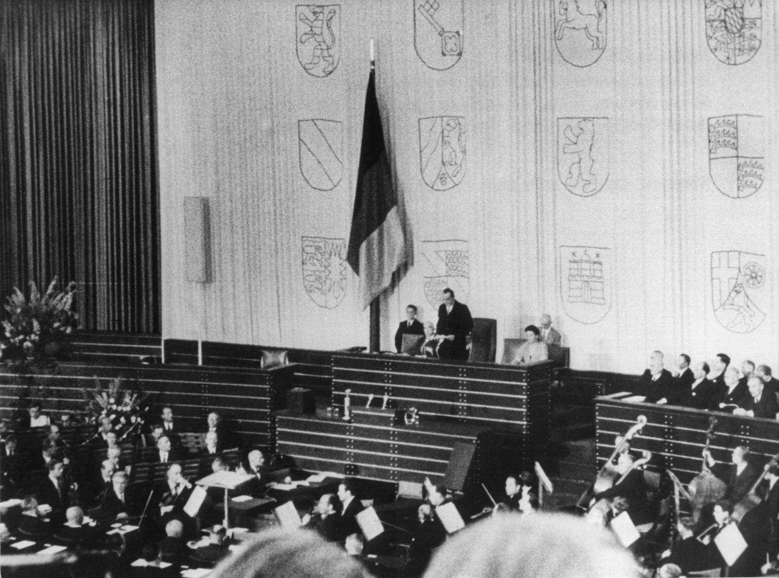 Deutschland hat eine Tradition kurioser Parlamentsgebäude. Nachdem die Nationalversammlung in der Weimarer Republik zunächst im Weimarer Nationaltheater getagt hatte, hielt der Bundestag der BRD im Ge ...