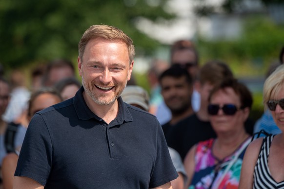 26.07.2021, Mecklenburg-Vorpommern, Binz: Christian Lindner, FDP-Bundesvorsitzender, spricht vor Teilnehmern auf einer Wahlkampfveranstaltung. Lindner h�lt an der Gleichbehandlung negativ Getesteter,  ...