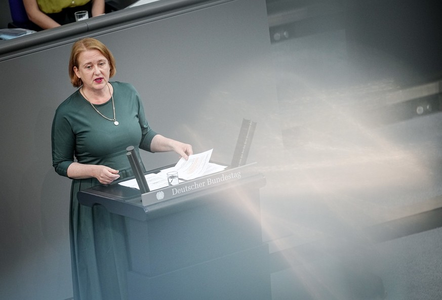 05.09.2023, Berlin: Lisa Paus (Bündnis 90/Die Grünen), Bundesministerin für Familie, Senioren, Frauen und Jugend, spricht im Plenarsaal des Bundestags zu Beginn der Haushaltswoche. Foto: Kay Nietfeld/ ...