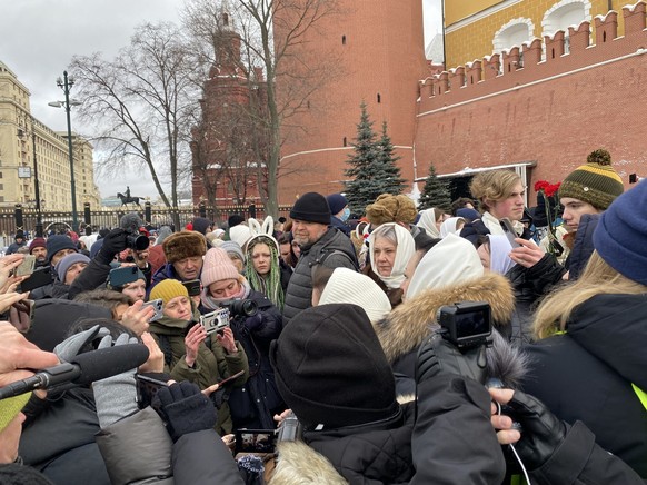 ARCHIV - 03.02.2024, Russland, Moskau: Frauen der f�r den Krieg gegen die Ukraine mobilisierten Russen bei einer friedlichen Protestaktion an der Kremlmauer. (zu dpa: �Russland weist Korrespondenten d ...