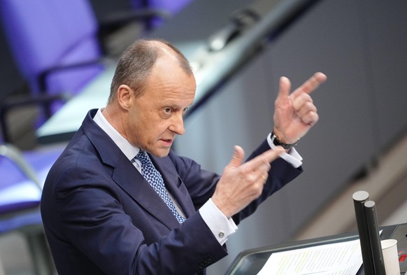 Oppositionsführer Friedrich Merz, CDU-Bundesvorsitzender, spricht in der Generaldebatte im Plenum im Bundestag. In der Haushaltswoche wird das Haushaltsgesetz 2022, und der Finanzplan des Bundes 2021  ...