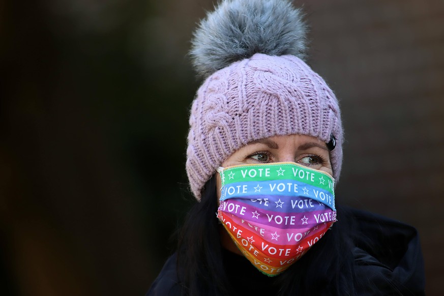 Eine freiwillige Wahlbeobachterin in North Carolina.