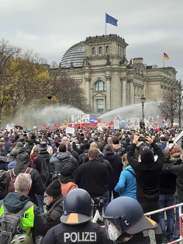 Die Polizei setzt nun Wasserwerfer ein, um die Demonstration aufzulösen.