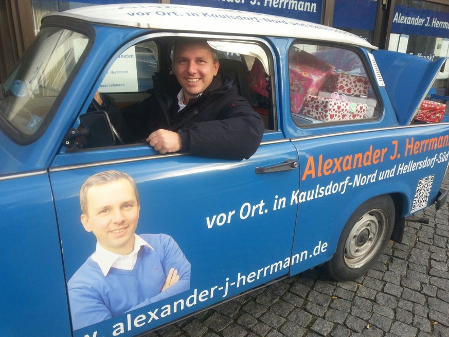 CDU-Politiker Alexander Herrmann in seinem Kiezmobil, Baujahr 89.