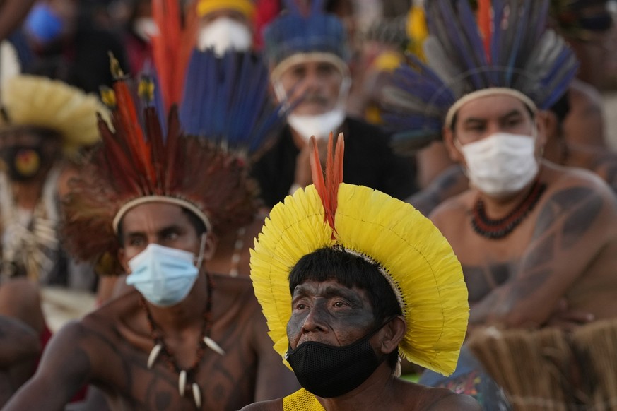 ARCHIV - 25.08.2021, Brasilien, Brasilia: Indigene verfolgen eine Sitzung des Obersten Gerichtshofs, die
