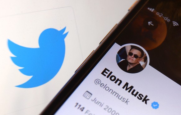 ARCHIV - 26.04.2022, Bayern, Kempten: ILLUSTRATION - Der Twitter-Account von Elon Musk ist vor dem Logo der Nachrichten-Plattform Twitter zu sehen. (zu dpa: �Twitter-Aktie unter Druck - Bericht: Musk- ...