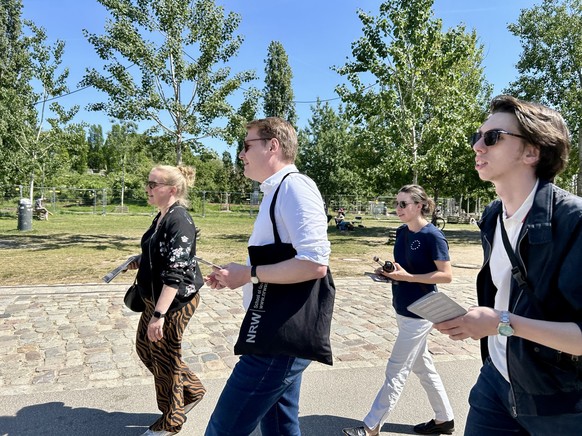 Moritz Körner (FDP) auf seiner Wahlkampf-Tour in Berlin beim Flyer verteilen gemeinsam mit den JuLis Pankow.