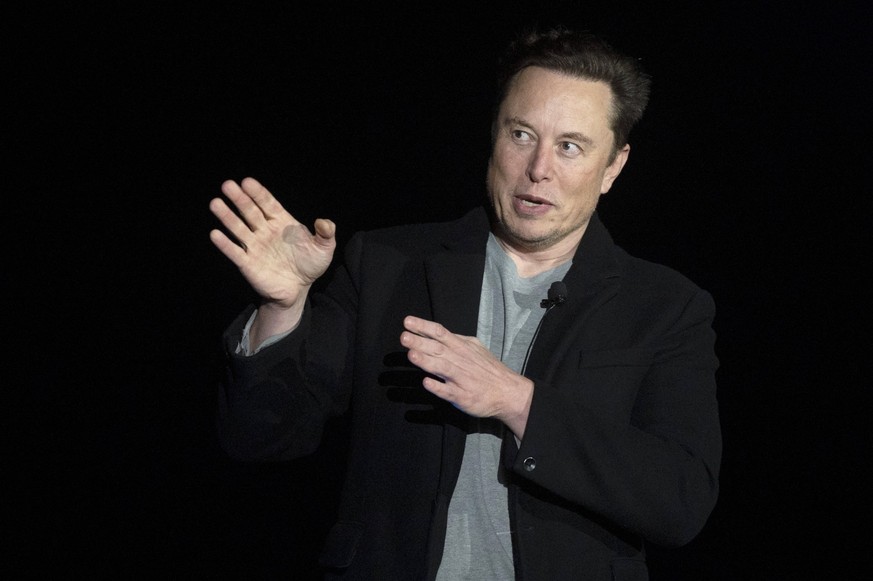 February 21, 2023: En esta foto de archivo tomada el 10 de febrero de 2022, Elon Musk gesticula mientras habla durante una conferencia de prensa en las instalaciones de Starbase de SpaceX cerca de Boc ...