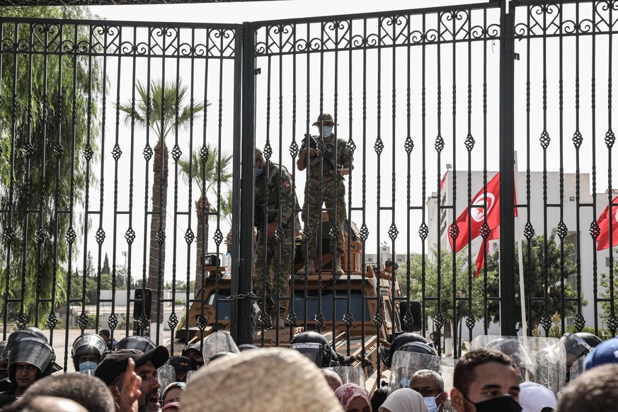26.07.2021, Tunesien, Tunis: Soldaten der tunesischen Armee bewachen den Eingang des Parlamentsgeb