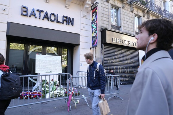 Hommage pour les victimes des attentas du 13 novembre 2015 au Bataclan NEWS: Hommage au Bataclan - Paris - 13/11/2022 JonathanRebboah/Panoramic PUBLICATIONxNOTxINxFRAxITAxBEL PESRK24022012