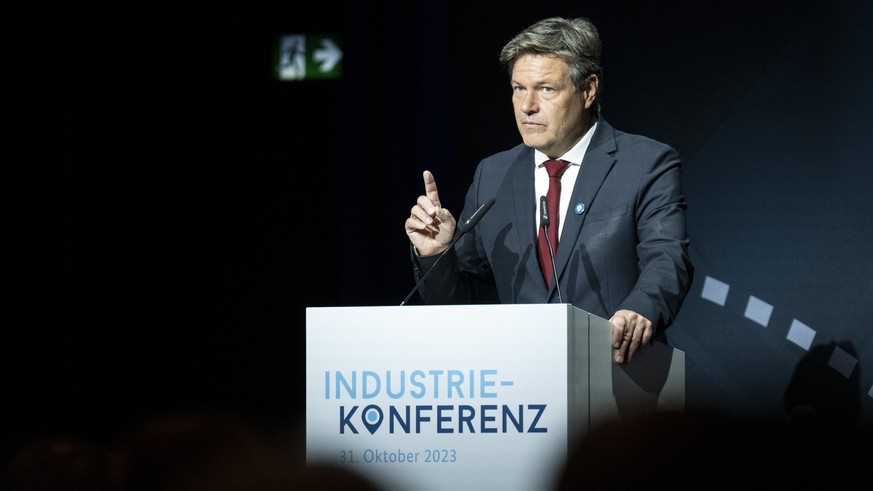 dpatopbilder - 31.10.2023, Berlin: Robert Habeck (Bündnis 90 / Die Grünen), Vizekanzler und Bundesminister für Wirtschaft und Klimaschutz, spricht auf der Industriekonferenz. Auf der Industriekonferen ...