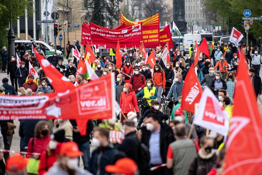 Zahlreiche Teilnehmer ziehen auf einer Kundgebung des Deutschen Gewerkschaftsbundes (DGB) unter dem Motto «Solidarität ist Zukunft» zum Königsplatz.