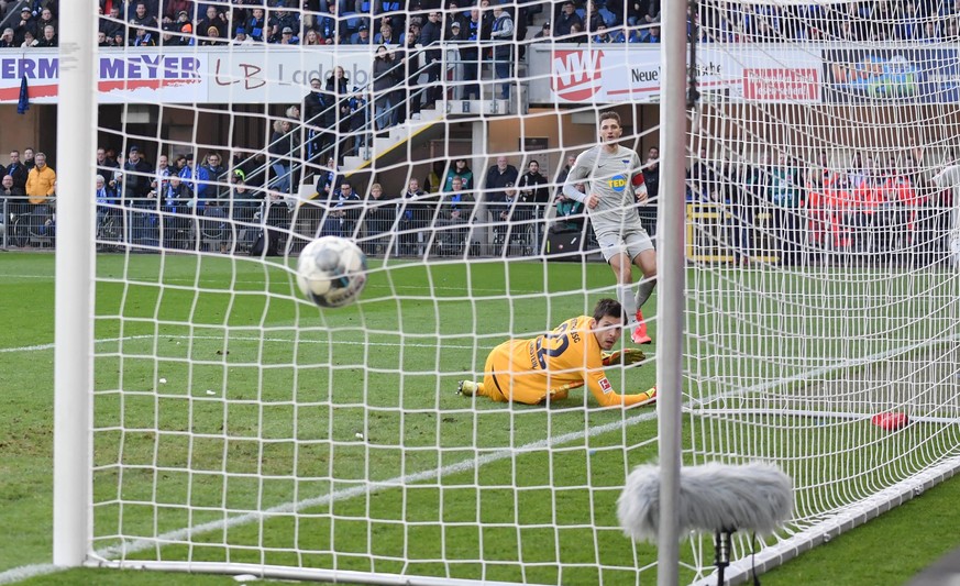 15.02.2020, Fussball GER, Saison 2019 2020, 1. Bundesliga, 22. Spieltag, SC Paderborn - Hertha BSC Berlin, Dennis Srbeny SC Paderborn, nicht auf dem Bild, erzielt gegen Torwart Rune Jarstein Hertha BS ...