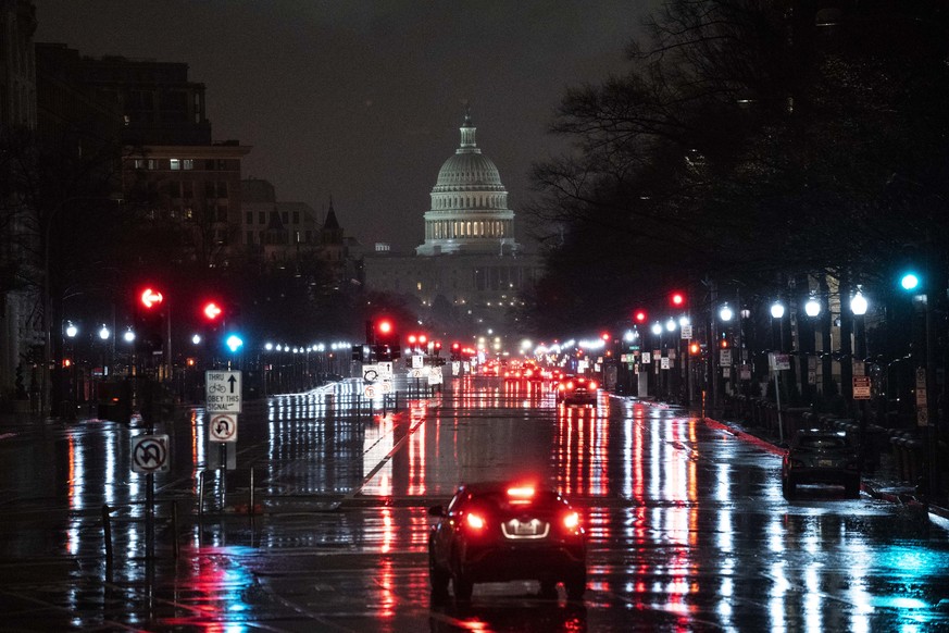 01.01.2021, USA, Washington D.C.: Vor dem Kapitol, dem Sitz des US-Kongresses, halten Autos vor roten Ampeln. Der US-Kongress hat erstmals ein Veto von Pr