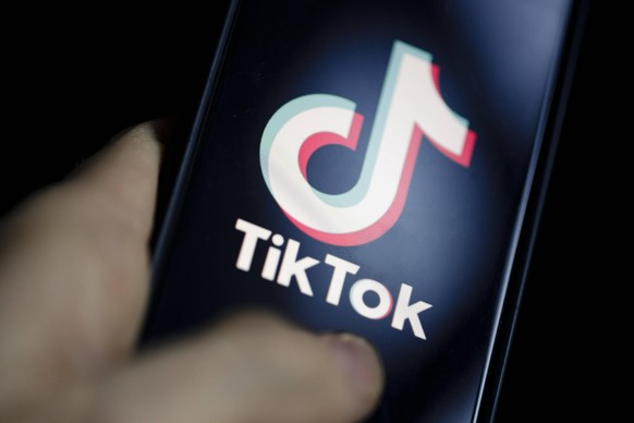 Symbolfoto: Das Logo des chinesischen Videoportal Tik Tok wird auf einem Smartphone angezeigt. Berlin, 02.02.2020. Berlin Deutschland *** Symbol photo The logo of the Chinese video portal Tik Tok is d ...