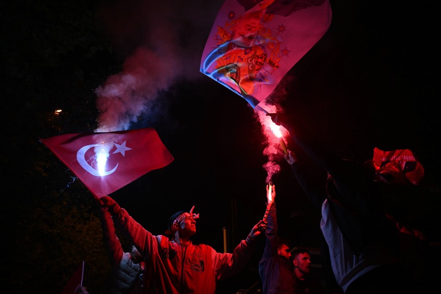 Turkey Elections Rally 8432788 15.05.2023 Supporters of Turkish President Tayyip Erdogan wave flags outside the AK Party headquarters, in Istanbul, Turkey. According to the Supreme Election Council YS ...