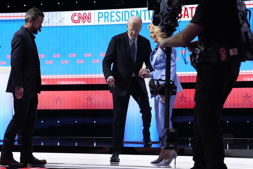28.06.2024, USA, Atlanta: US-Präsident Joe Biden (M) und First Lady Jill Biden verlassen die Bühne am Ende einer von CNN veranstalteten Präsidentschaftsdebatte. Foto: Gerald Herbert/AP +++ dpa-Bildfun ...