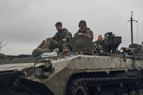 Ukrainische Militärfahrzeuge bewegen sich auf der Straße in dem befreiten Gebiet in der Region Charkiw, Ukraine.
