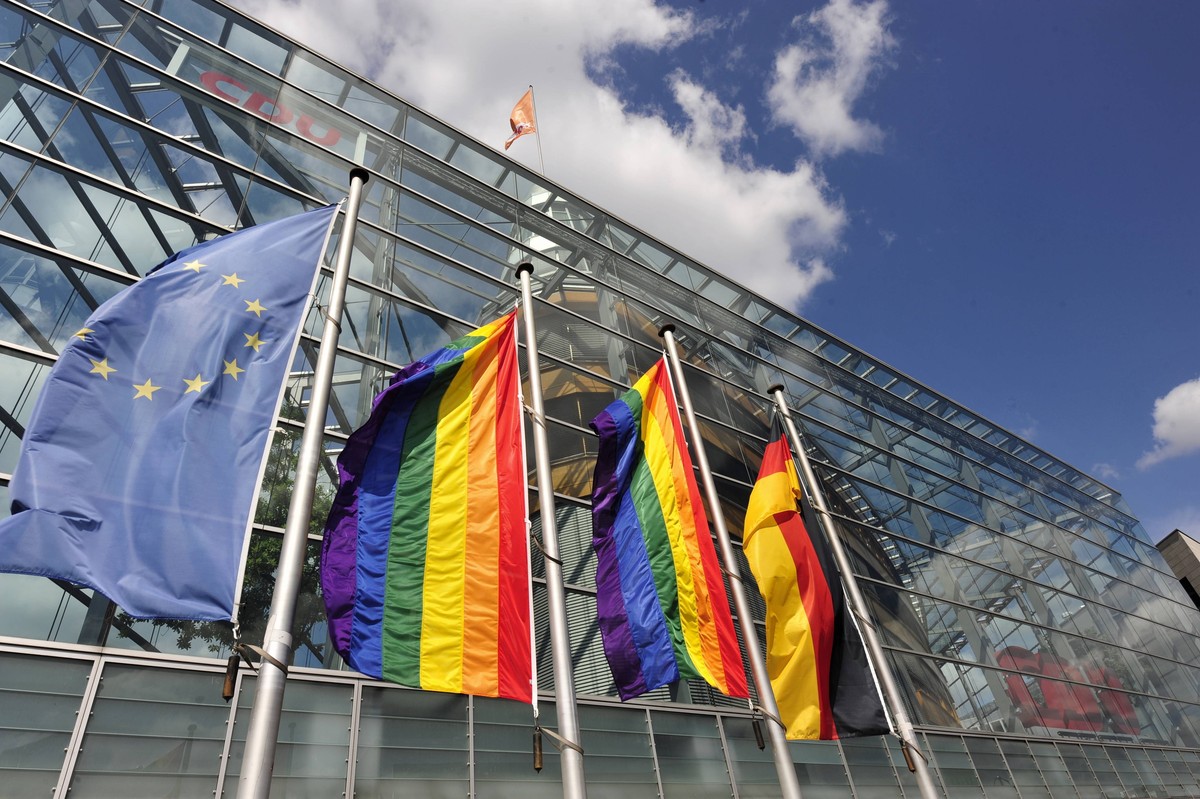 News Bilder des Tages An der CDU-Bundeszentrale, dem Konrad-Adenauer-Haus, sind zwei Regenbogenfahnen neben der Europafahne und der Deutschlandfahne geflaggt. Christopher Street Day Berlin *** At the  ...