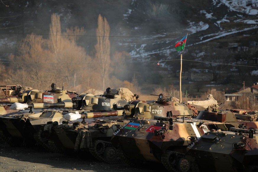 ARCHIV - 02.12.2020, Aserbaidschan, Kalbajar: Geparkte aserbaidschanische Panzer stehen nebeneinander, nachdem eine Region in Berg-Karabach in aserbaidschanische Kontrolle übergeben wurde. Im Südkauka ...