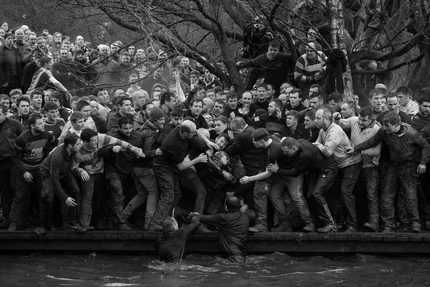 Ja, das ist Sport: Das Bild zeigt das
Shrovetide-Fussballspiel (Royal Shrovetide Football), ein
Volksfussballspiel in Ashbourne, Grossbritannien. Es findet mindestens
seit dem 12. Jahrhundert statt ...