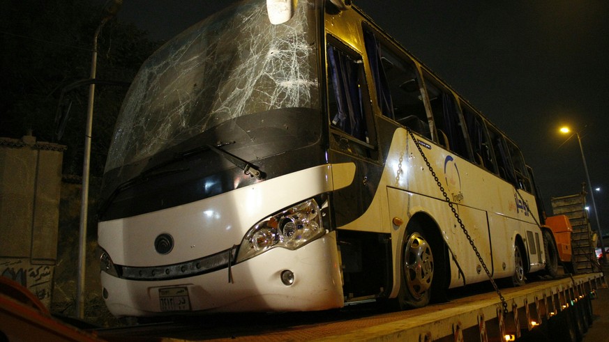 Der weiße Bus, auf den der Anschlag verübt wurde, wurde noch in der Nacht abtransportiert.
