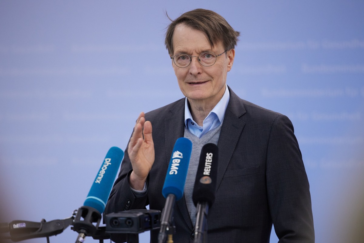 28.04.2025, Berlin: Karl Lauterbach (SPD), geschäftsführender Bundesgesundheitsminister, gibt ein Pressestatement zum Start für die bundesweite Nutzung der neuen elektronischen Patientenakten (ePA) ab ...