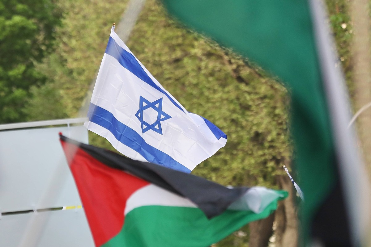 Berlin, Deutschland, 17.04.2025: Oranienplatz: Pro-Palästina-Demo und Gegenprotest: Demonstranten haben sich versammelt, die Fahnen der Palästinenser und von Israel sind optisch nebeneinander zu sehen ...
