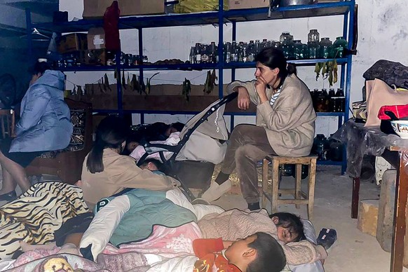 19.09.2023, Aserbaidschan, Stepanakert: Kinder schlafen in einem Schutzraum während des Beschusses in Stepanakert in Berg-Karabach. Am ersten Tag eines von Aserbaidschan gestarteten Militäreinsatzes g ...